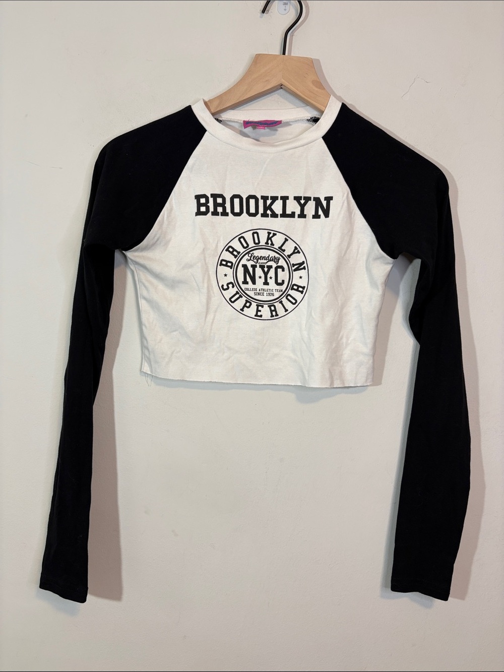 Edikted Brooklyn Cropped Raglan Long Sleeve Fitted Baby Crop Graphic Tee XS